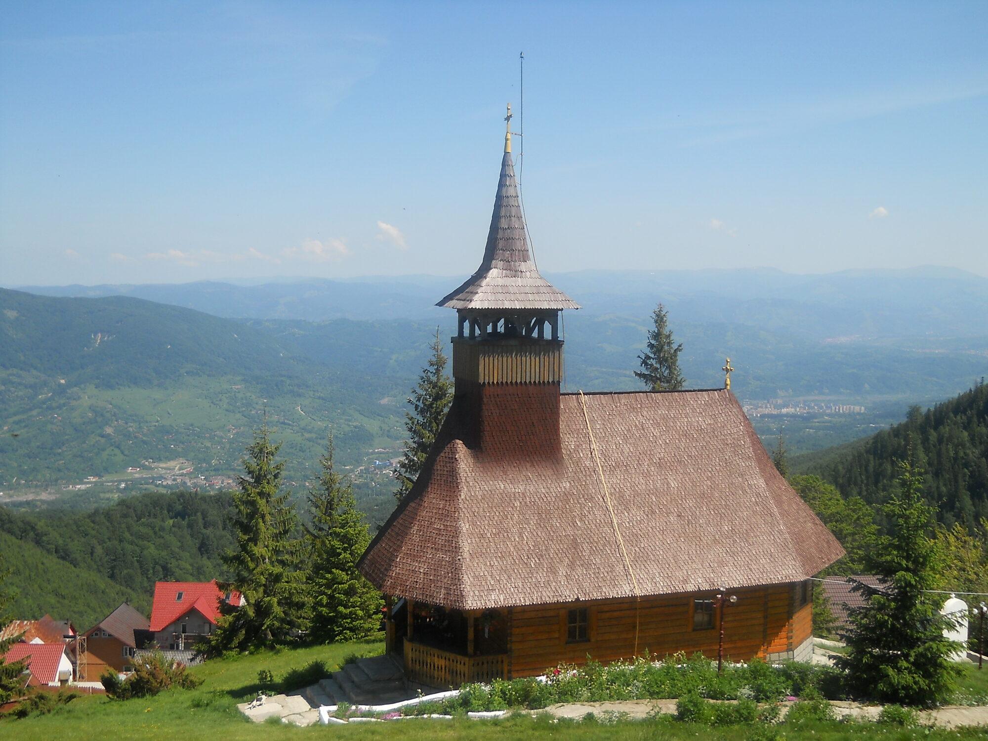 Schitul de lemn de sub Crucea Eroilor