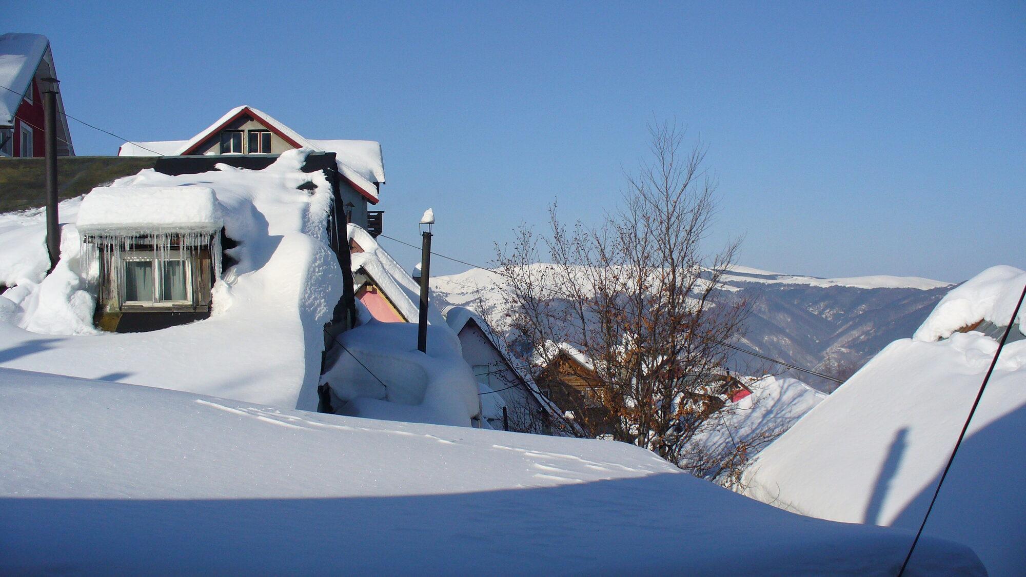 Pârtii și cabane pe platoul Straja iarna