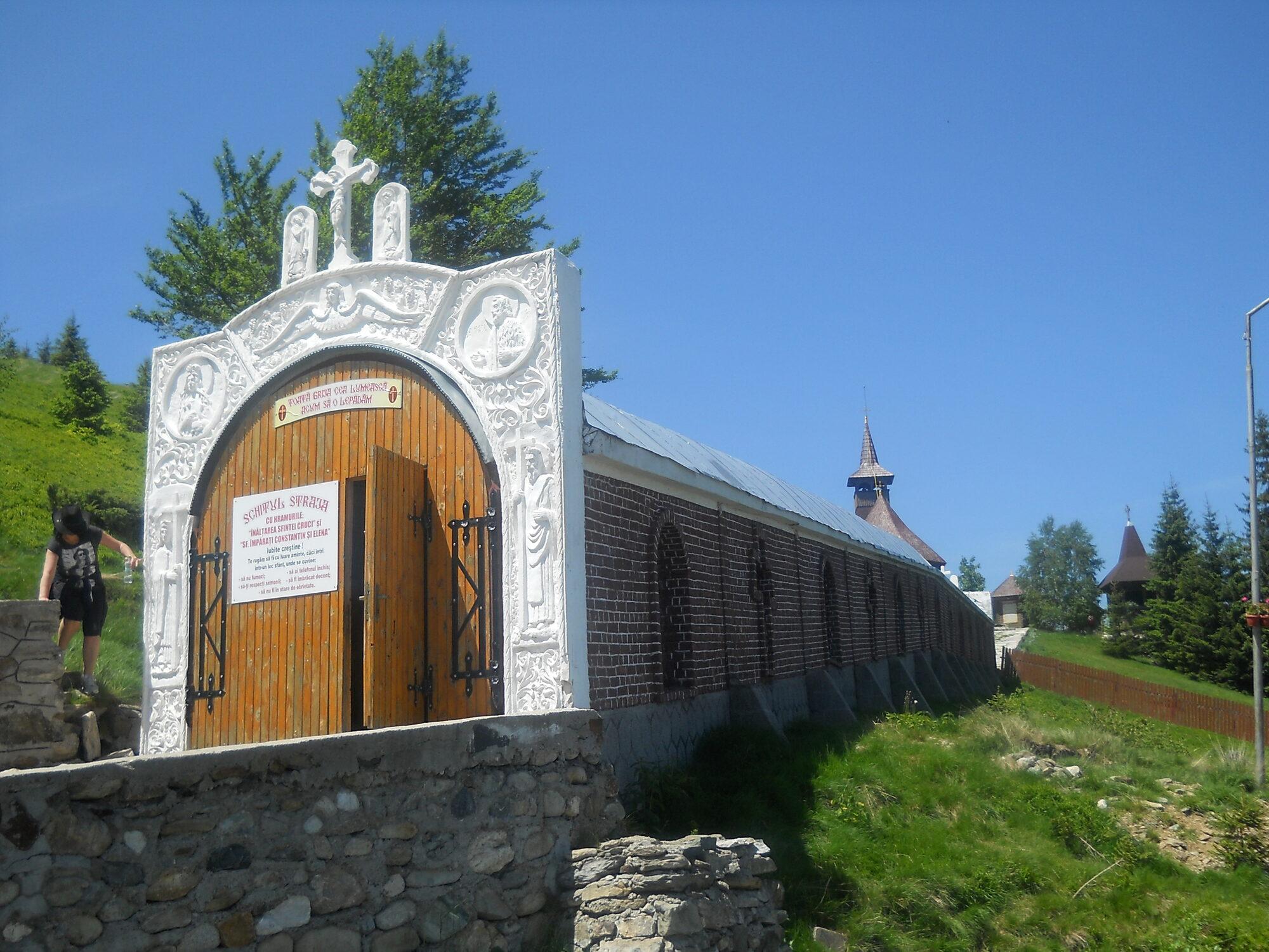Tunelul de acces spre schitul de la Straja