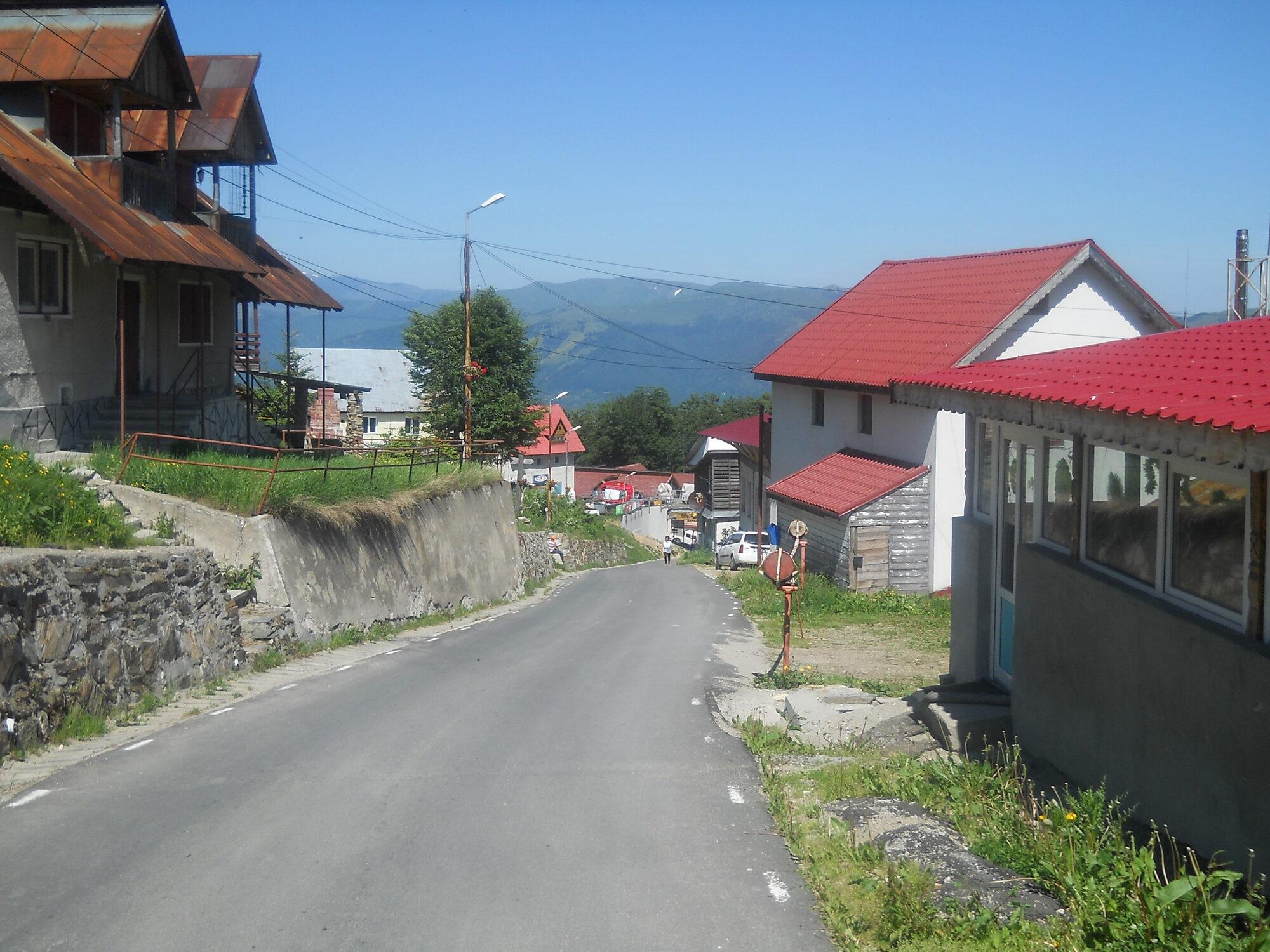 Priveliște larg deschisă de pe platoul Straja